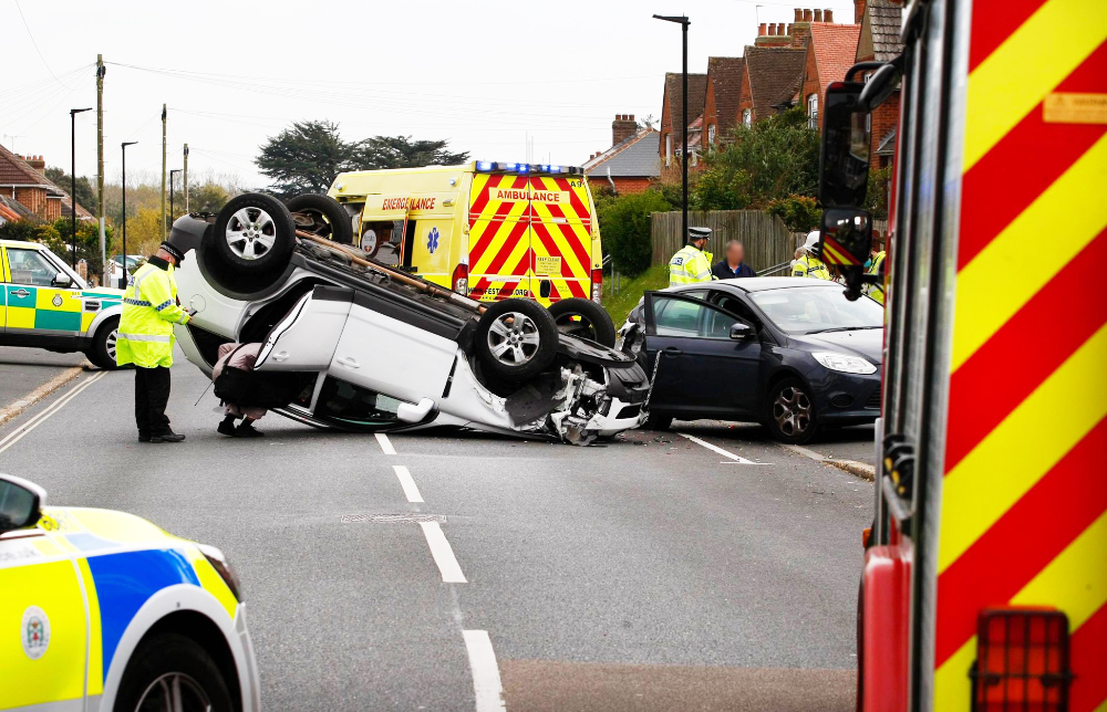 CAR ON ROOF PROMPTS EMERGENCY RESPONSE IN COWES