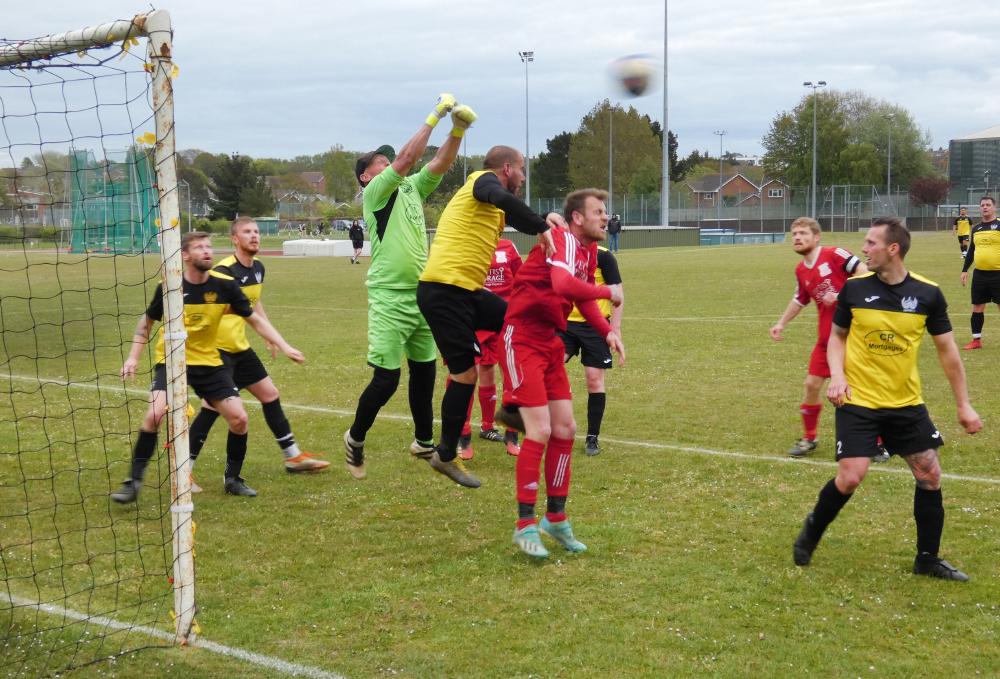 WHITECROFT & BARTON ON COURSE FOR ISLAND LEAGUE DOUBLE