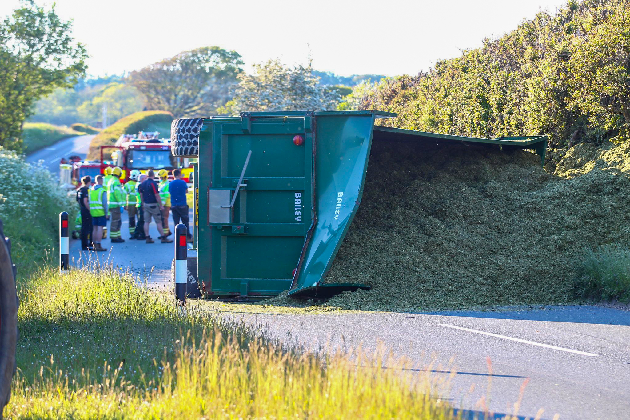 TRACTOR’S TRAILER OVERTURNS IN GODSHILL BLOCKING MAIN ROAD