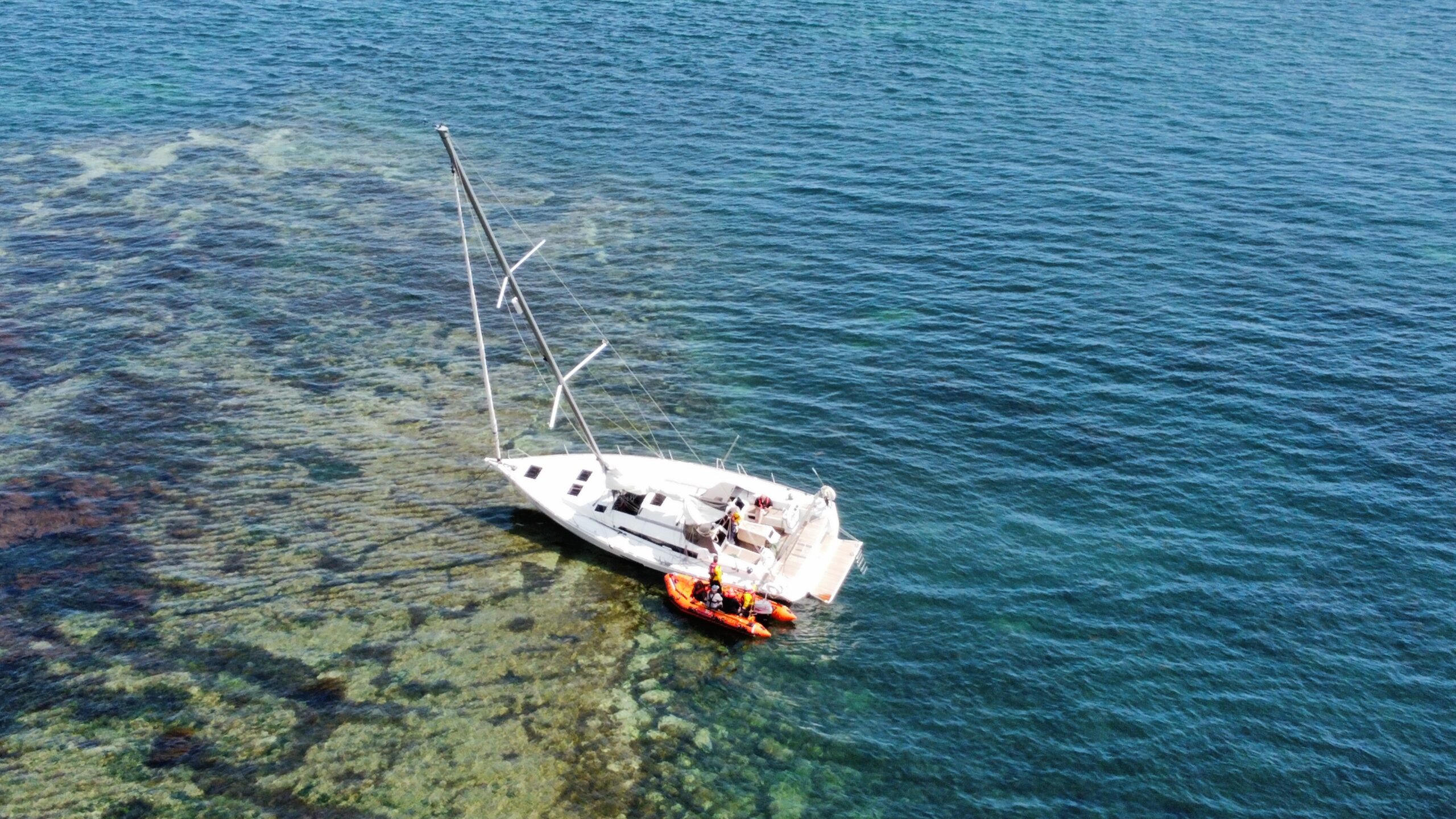 LIFEBOAT LAUNCHED AS YACHT GOES AGROUND ON BEMBRIDGE LEDGE