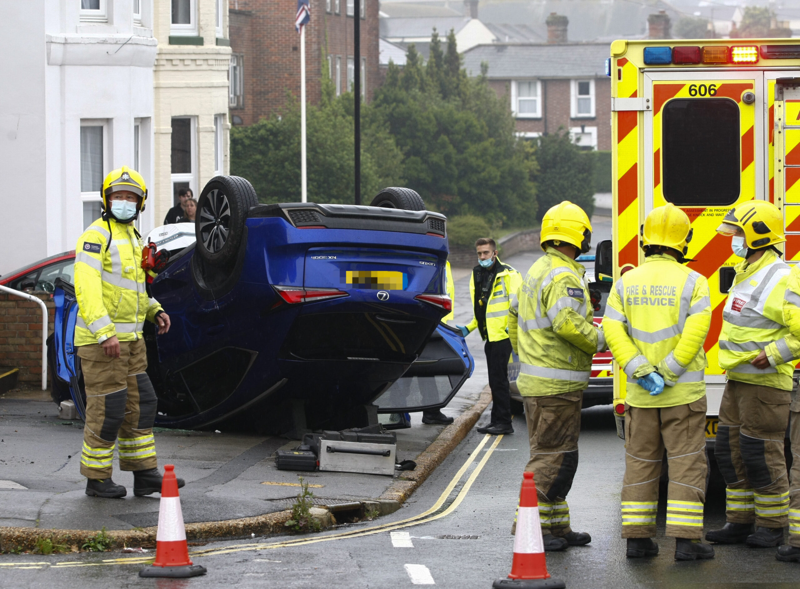 OVERTURNED CAR CLOSES LANDGUARD MANOR ROAD IN SHANKLIN