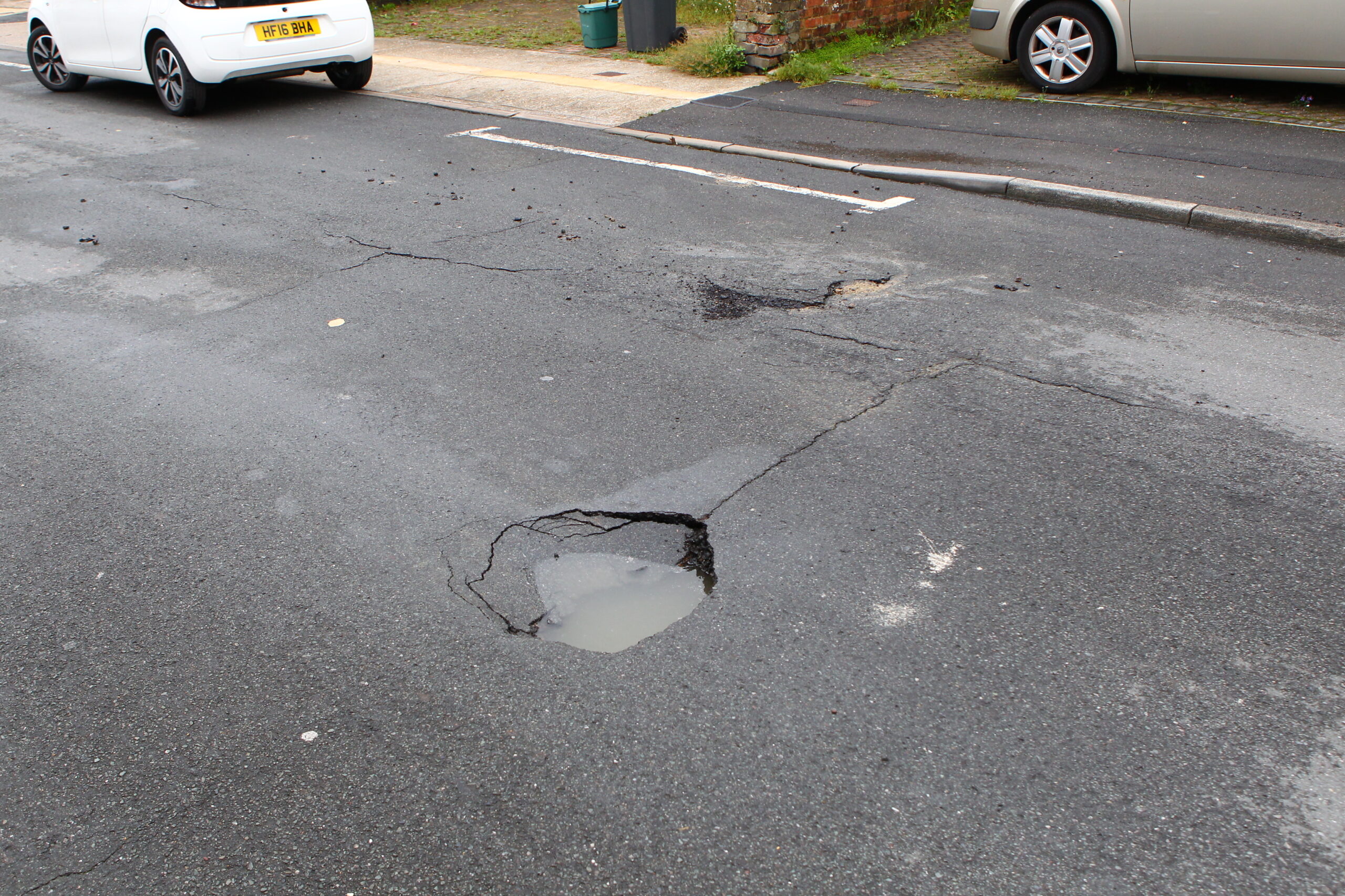 SINKHOLE AND CARRIAGEWAY DAMAGE FORCES CLOSURE OF RESIDENTIAL ROAD IN RYDE