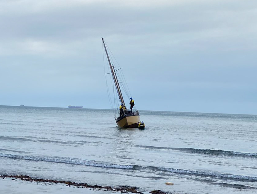 COASTGUARD AND LIFEBOAT CREWS ASSIST YACHT AGROUND OFF SHANKLIN
