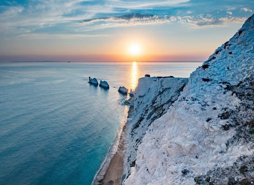 THE NEEDLES RANKED THE 10TH MOST BEAUTIFUL WALK IN THE UK