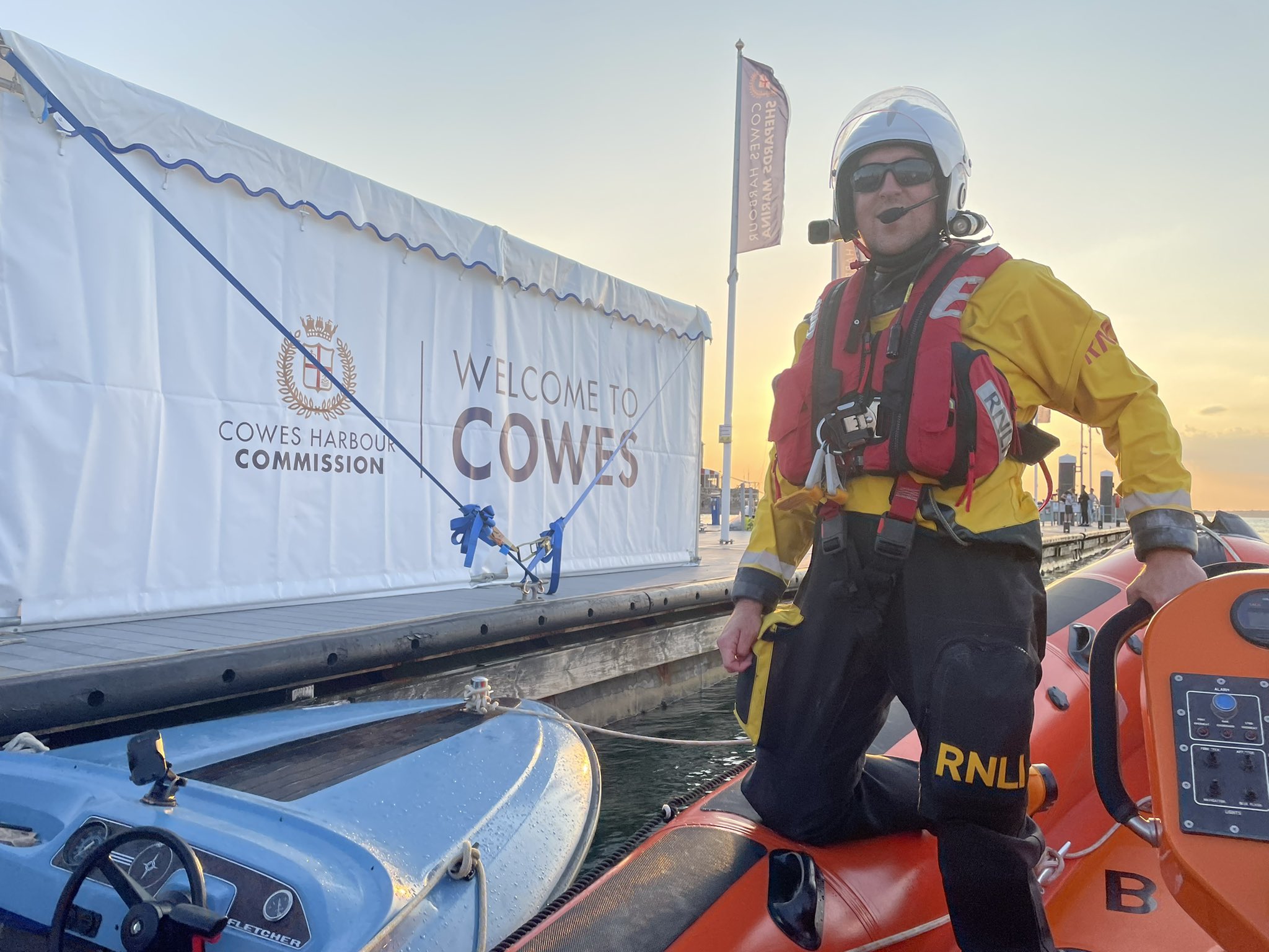 VESSEL WITH ENGINE ISSUES TOWED TO SAFETY BY COWES LIFEBOAT