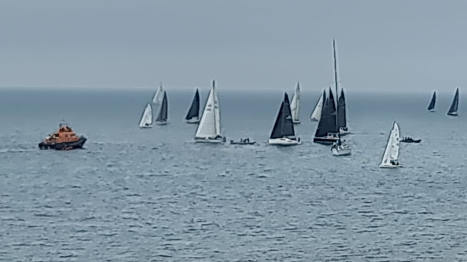 YACHT CONTINUES RACE DESPITE RUNNING AGROUND AT ST CATHERINES