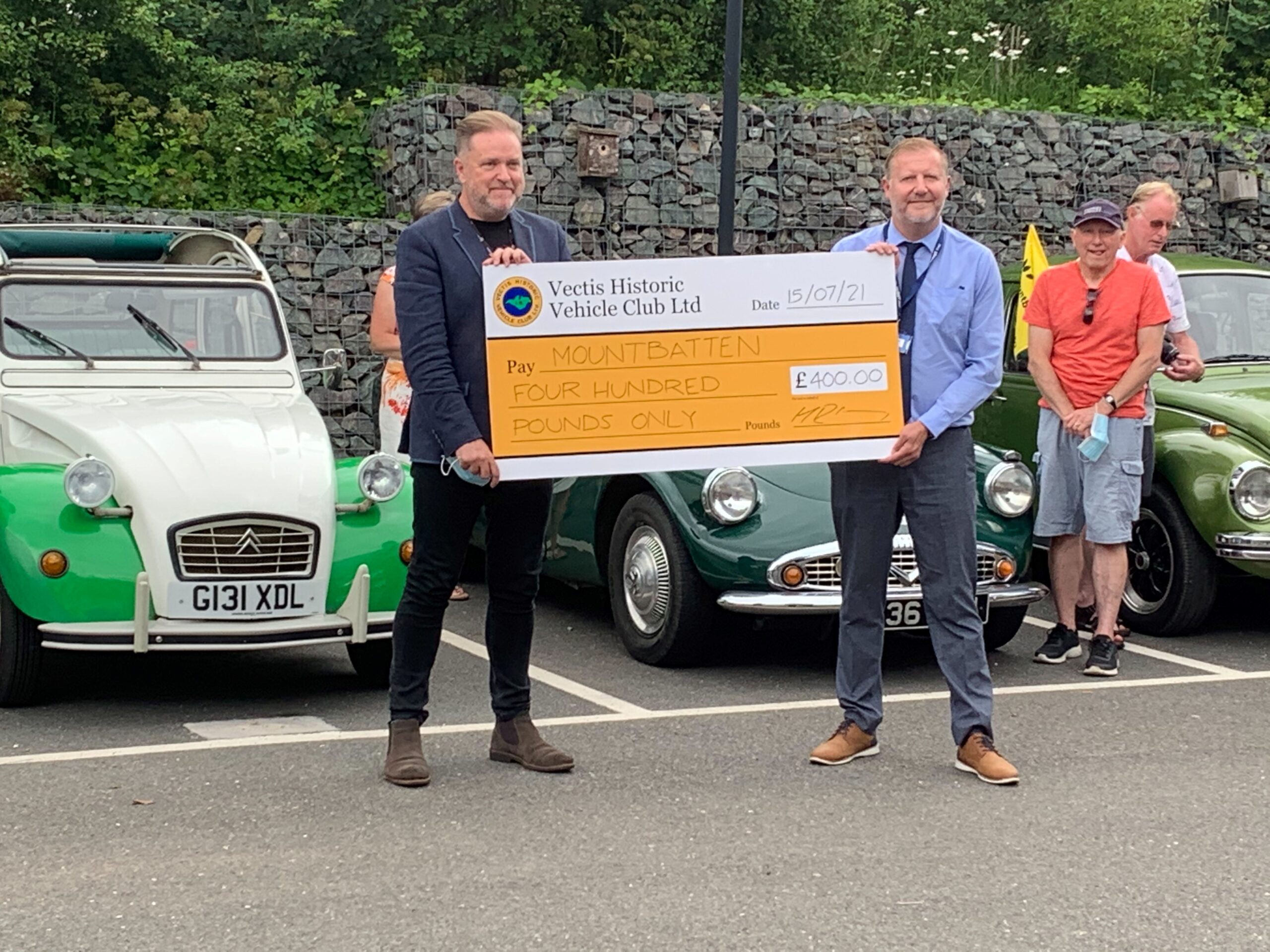 VECTIS HISTORIC VEHICLE CLUB MAKES DONATION TO MOUNTBATTEN