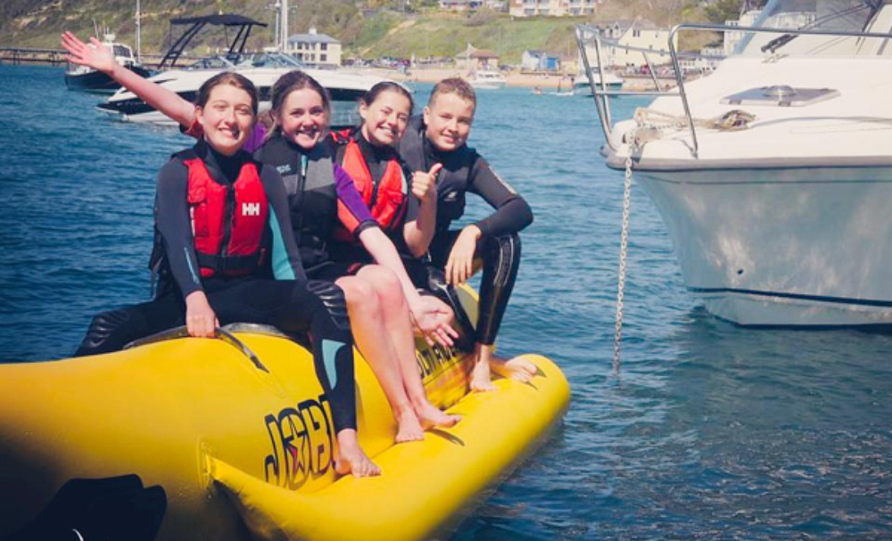 4 TEENAGERS GOING BANANAS IN AID OF KISSYPUPPY