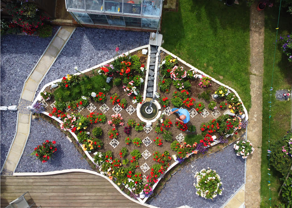 OSCAR GETS CREATIVE WITH ISLE OF WIGHT THEMED GARDEN MURAL
