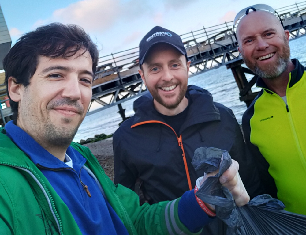 COWES COMPANY ‘SEAS THE DAY’ WITH BEACH CLEAN