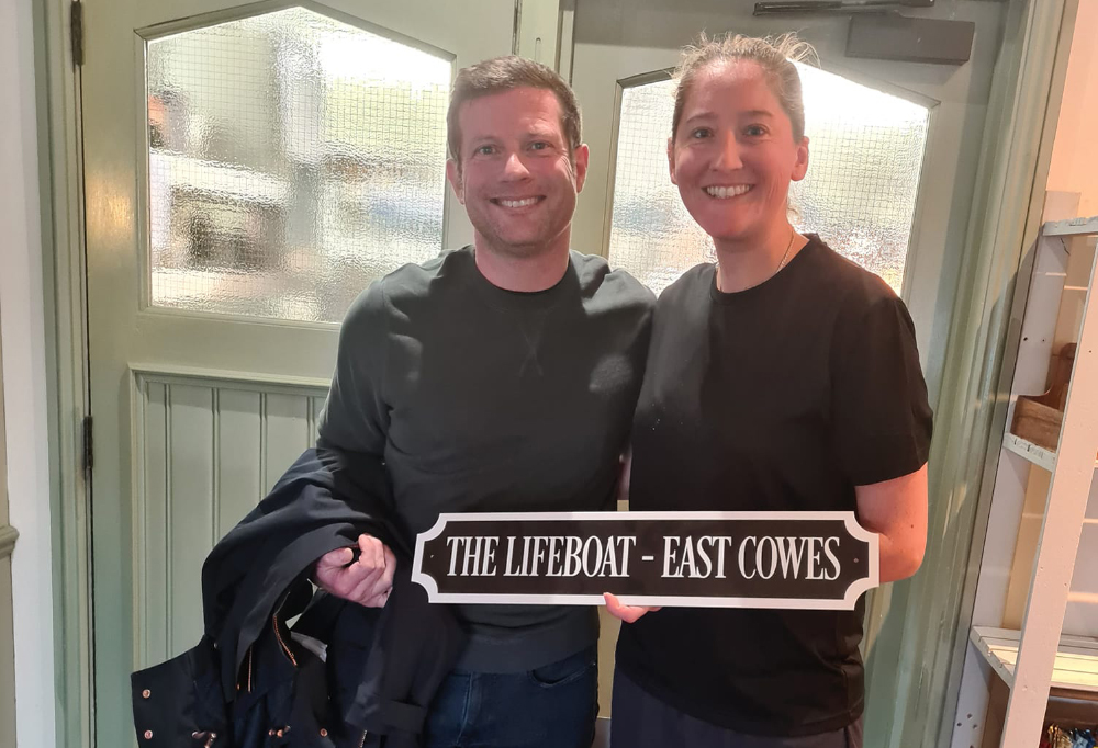 EAST COWES HAS THE X-FACTOR! DERMOT O’LEARY POPS IN FOR LUNCH DURING FILMING