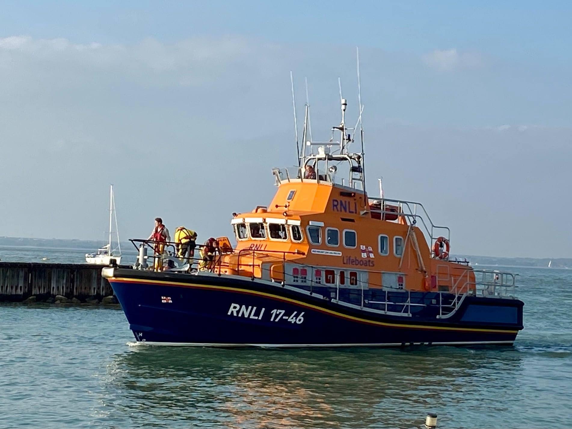 YACHT WITH ENGINE FAILURE SPARKS SHOUT FOR YARMOUTH RNLI