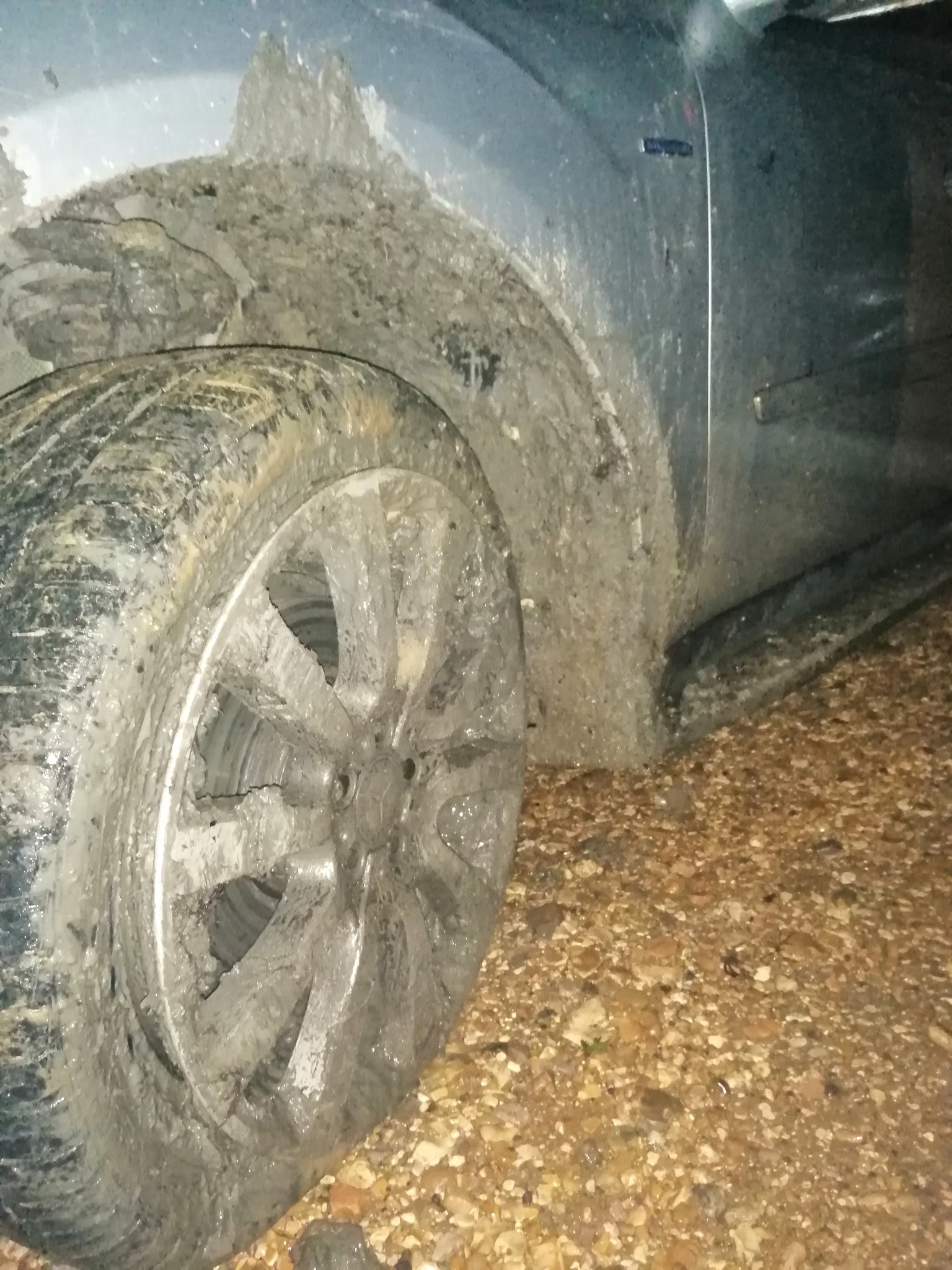 MERCEDES 4×4 BADLY DAMAGED AFTER BECOMING STUCK ON THE BEACH AT BEMBRIDGE