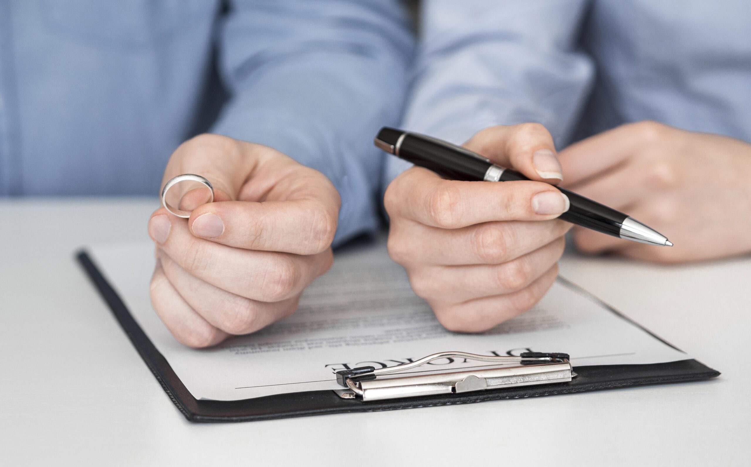Close-up-couple-signing-divorce-contract