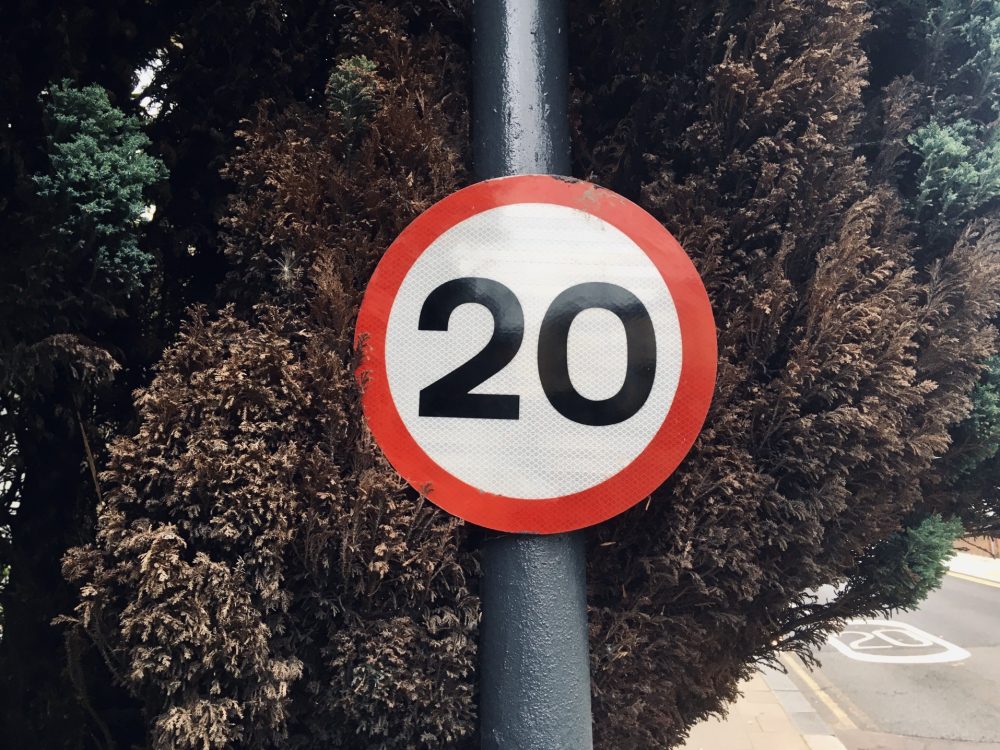 Traffic-sign-in-a-natural-setting-by-the-road T20 0dxp89