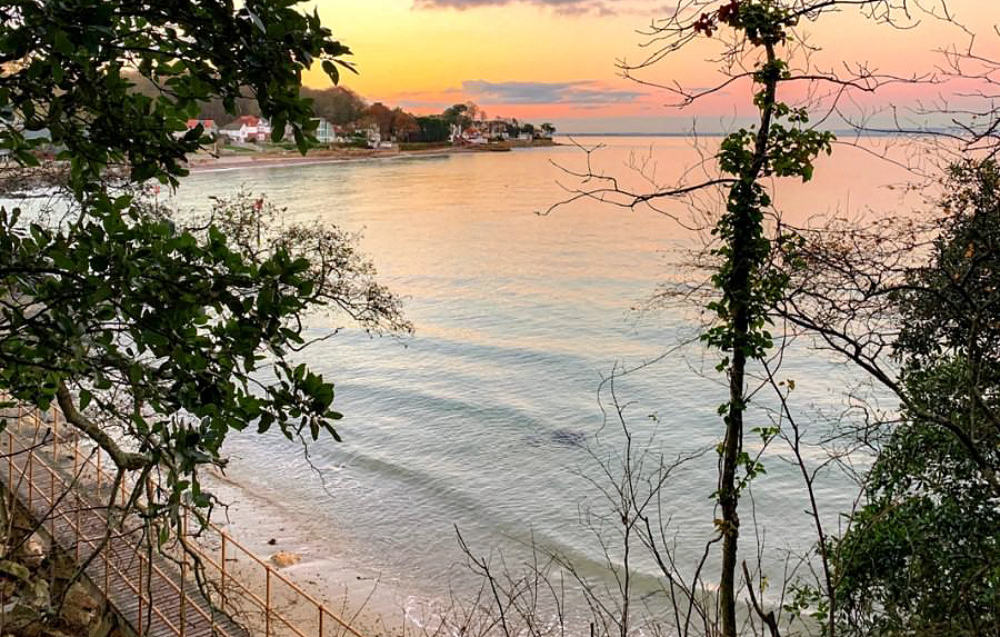 A-pastel-coloured-winter-sunset-above-seagrove-bay-ricky-santos