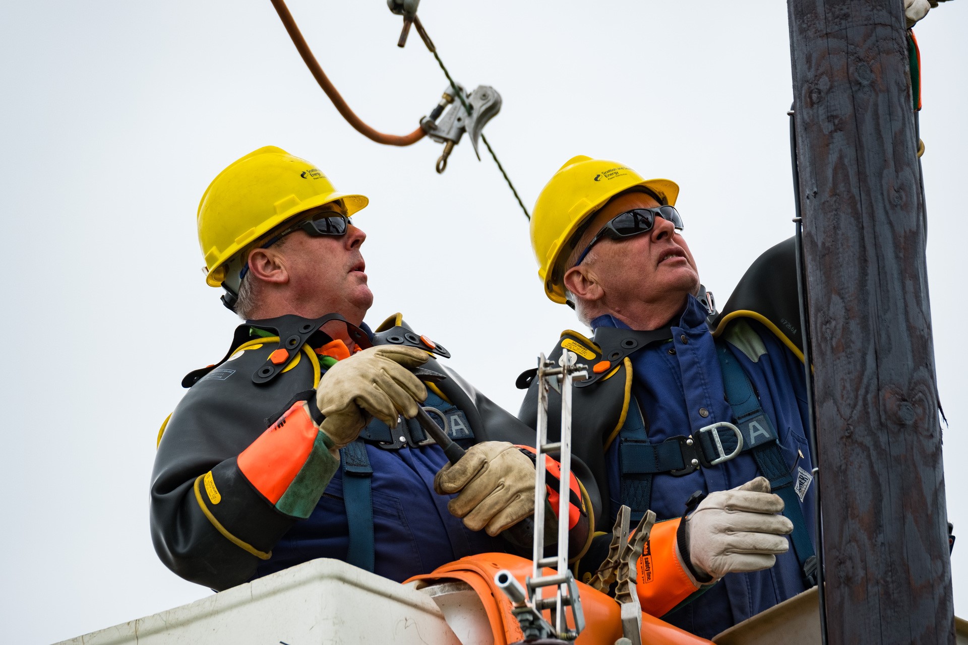 Ssen Engineers Working On Overhead Network