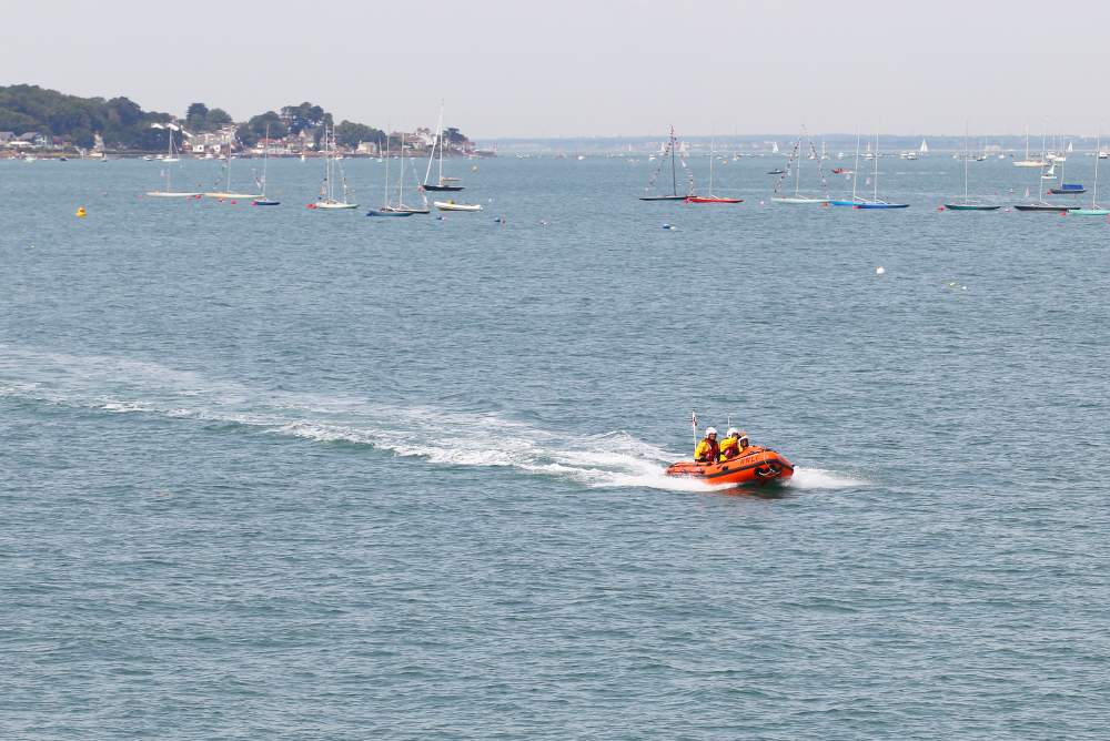 Bembridgernliinshorelifeboatseaviewsthelensstock