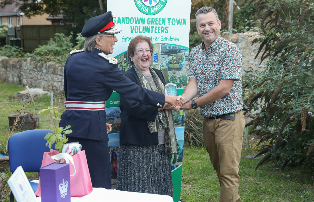 28.9.2022 Lord-lieutenant Susie Sheldon Presenting Queens Award To Christine Jackson And Ben Holbrook