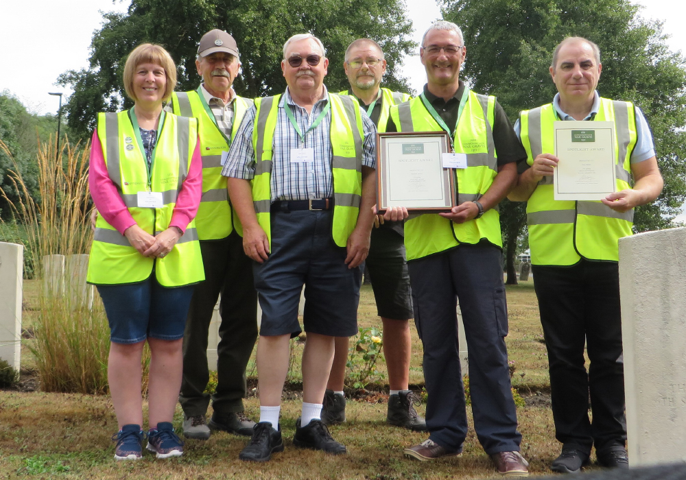 6 Iow Cwgc Volunteers - Aug 2022 (c. Cwgc)