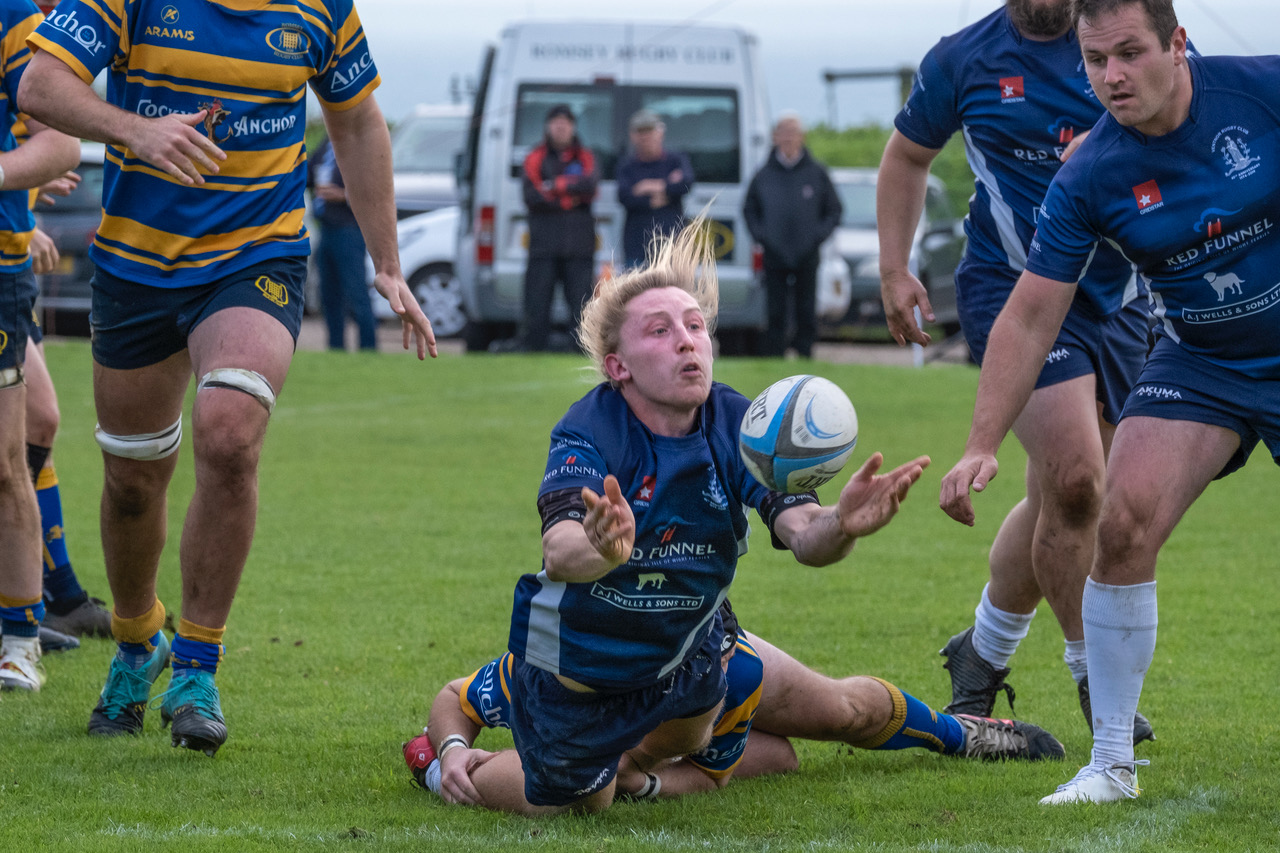 Chris Hill Offloads As Ed Blake Supports. Photo By Simon Dear