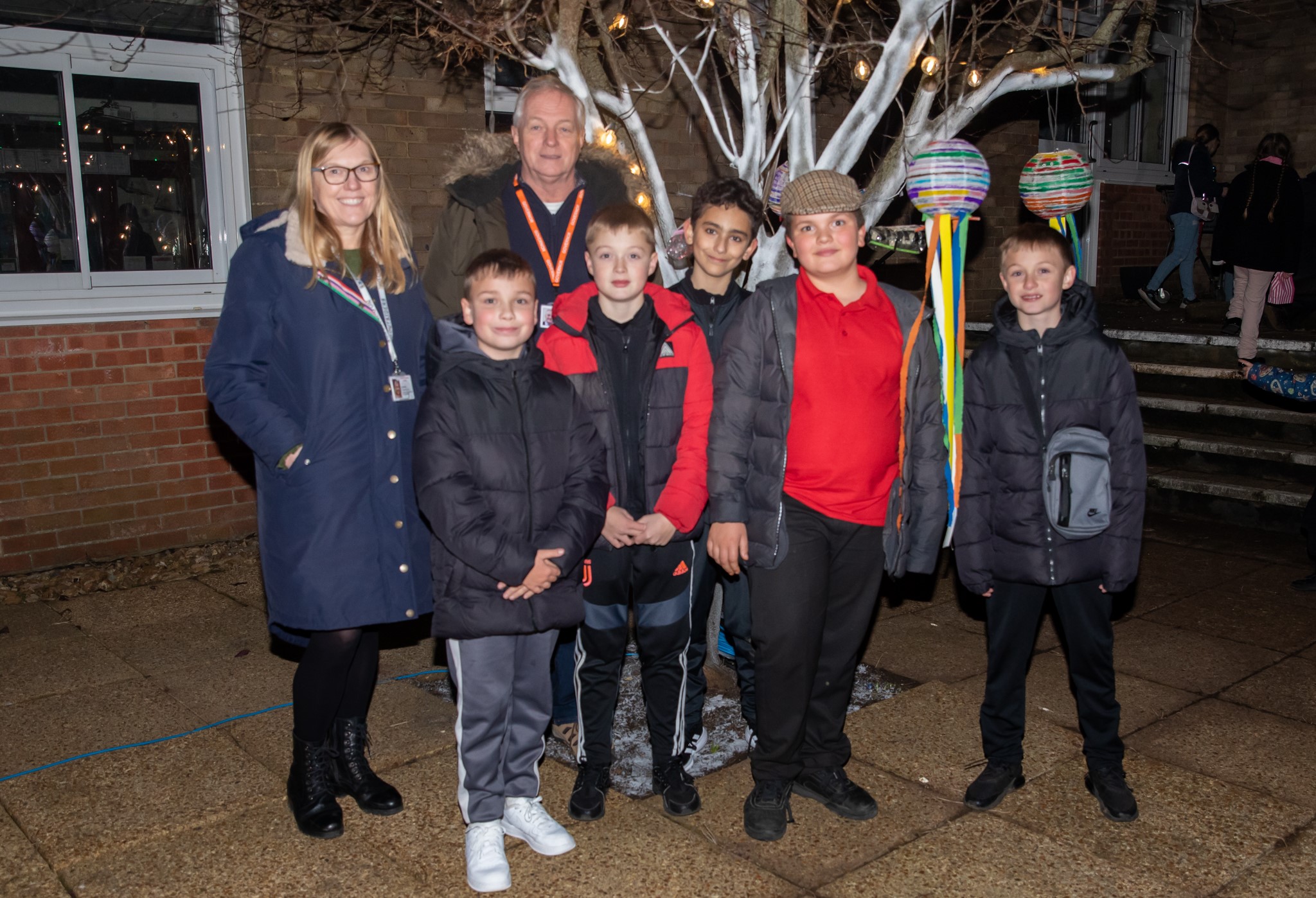 13.12.2022 Broadlea Headteacher Mrs Freeley Cllr Paul Brading Pupils With Lantern Tree (002)
