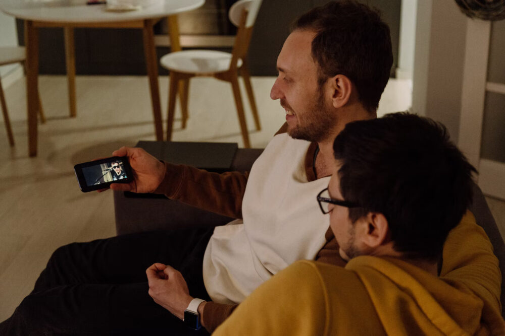 Menwatchingphonestock