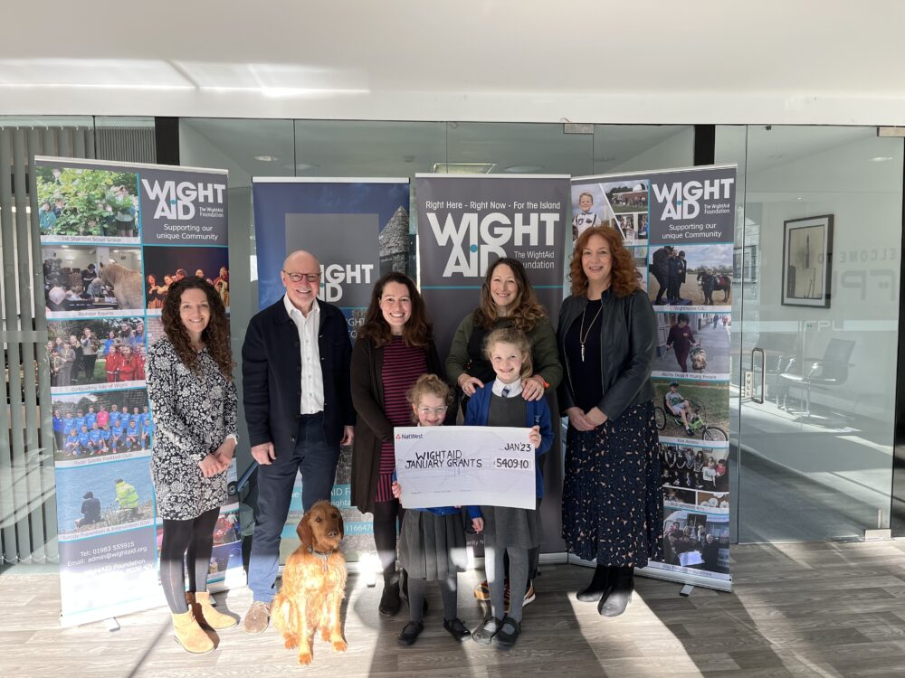 Wightaid Cheque Presentation To Friends Of Niton School (002)