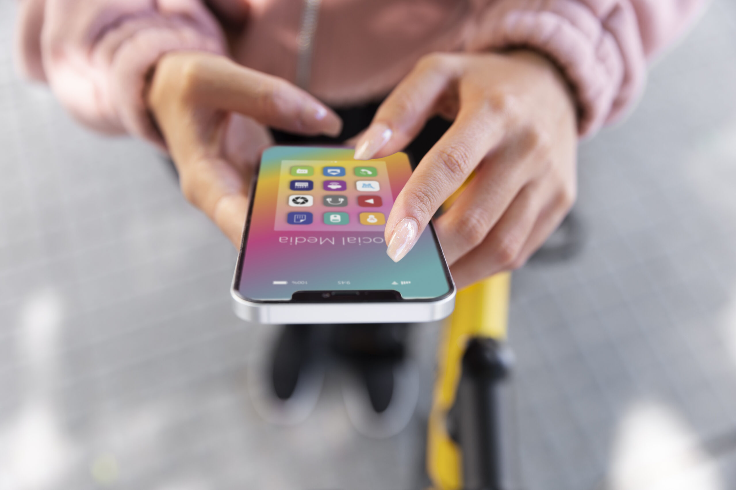 Close-up-hands-holding-phone-with-apps