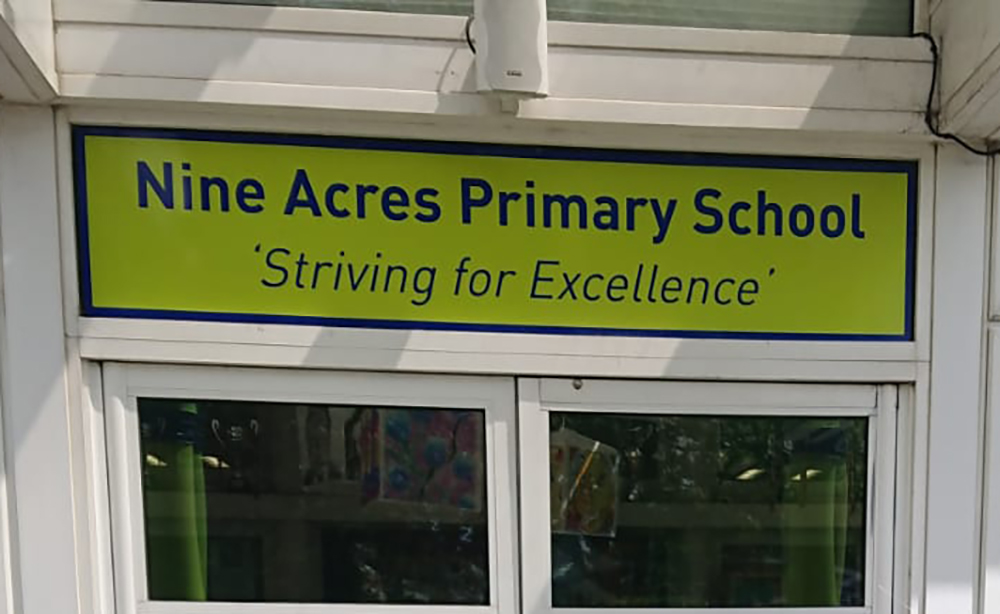 Elspeth-giddens-donating-books-to-nine-acres-primary-school
