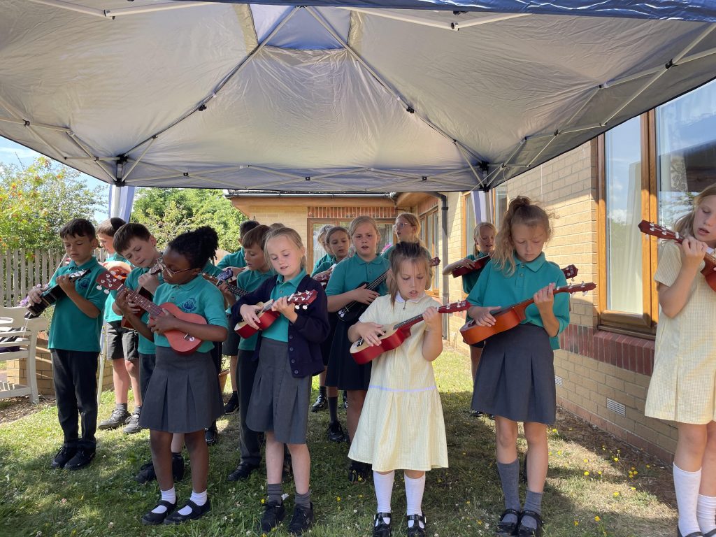 Summerfields Children Playing Ukulele (002)