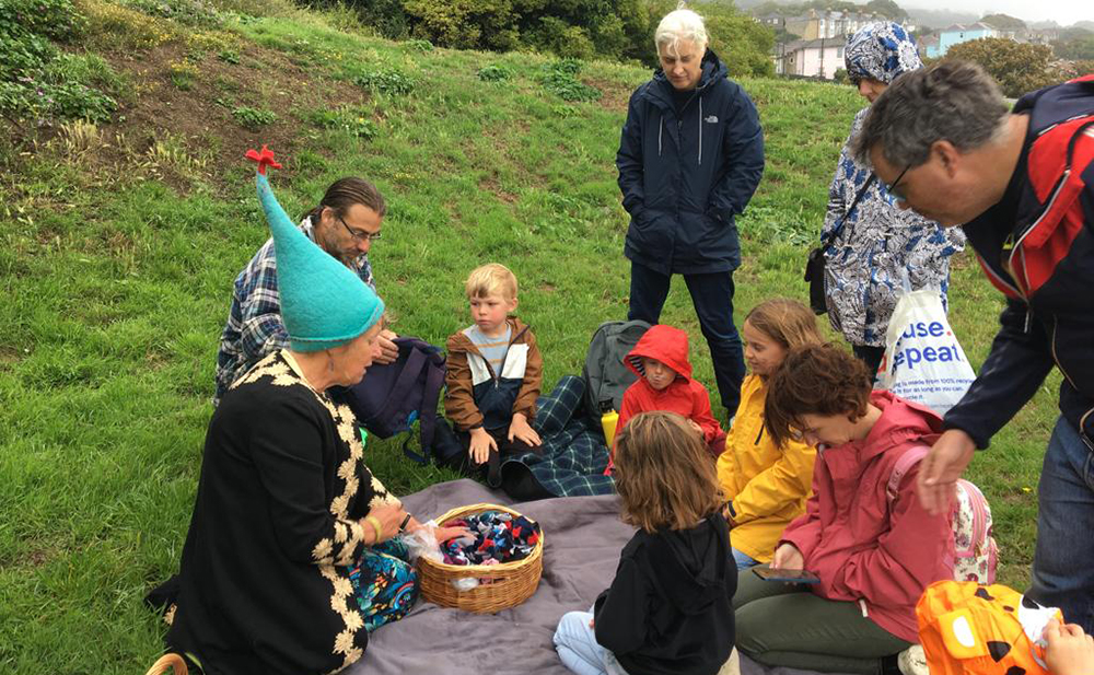 Sue Bailey Telling A Story About Socks (002)