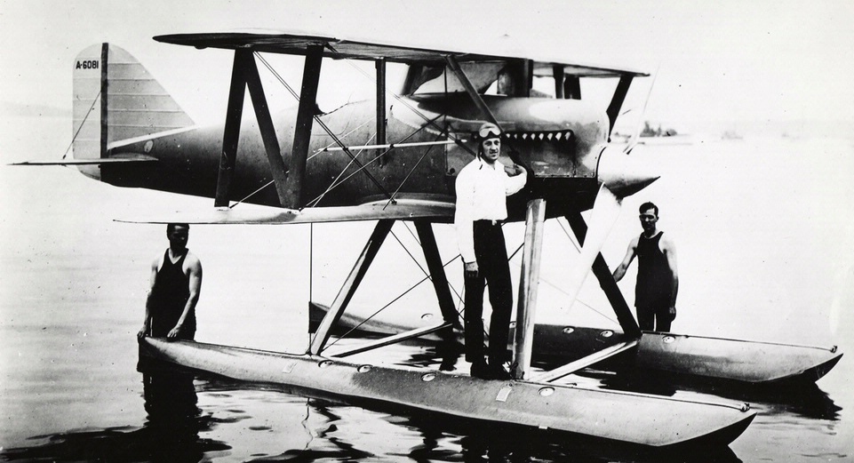 Lt David Rittenhouse (center) Cowes, England Sep1923