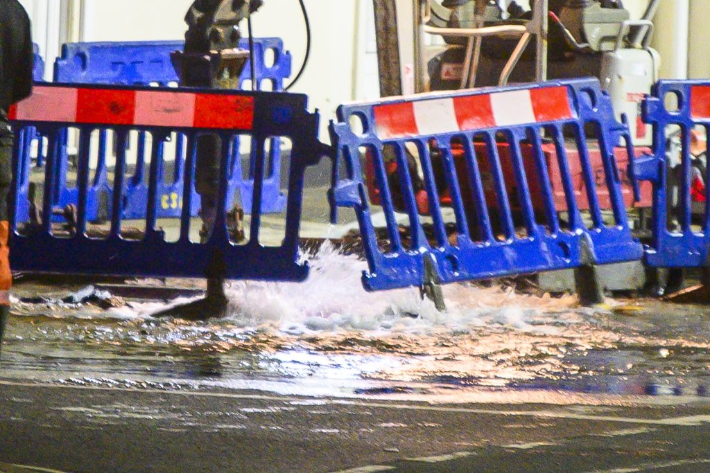 20231003 Burst Main Coppins Bridge03 Close