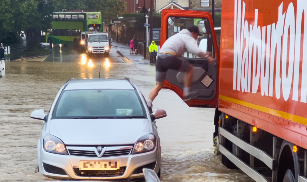 extreme-flooding-in-wootton-forces-the-closure-of-main-route-between