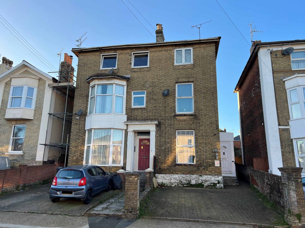 Lot 17 - Flat 4, 71 Monkton Street, Ryde, Isle Of Wight, Po33 2bb - Clive Emson Auctioneers - Auction Ending 7th February 2024