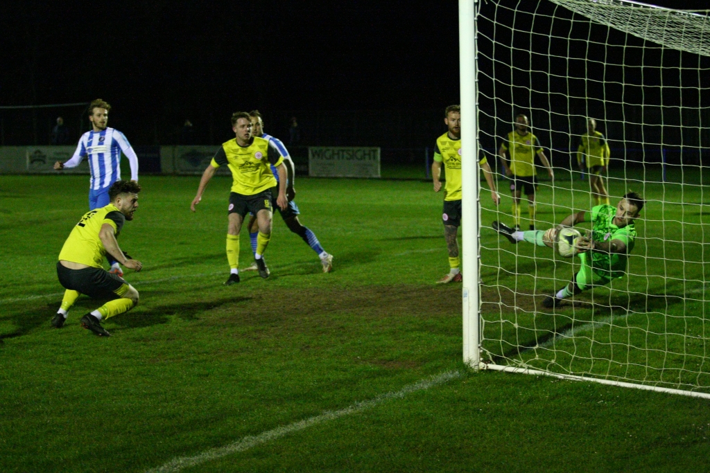 Cowes Sports V Poppies (1)