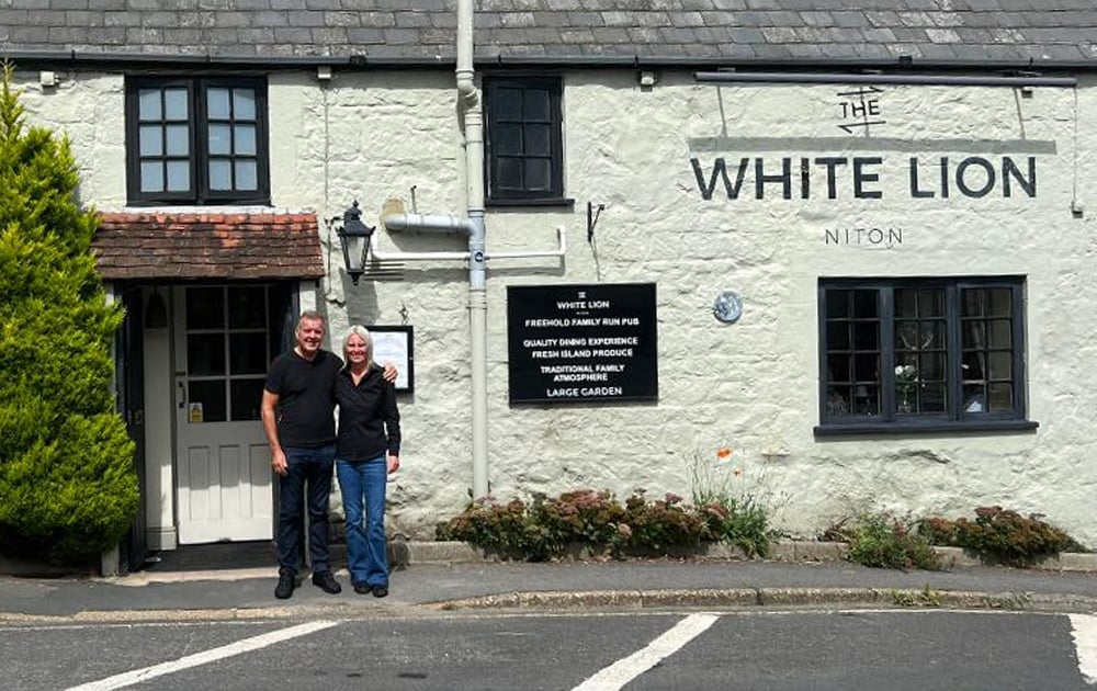 NITON’S WHITE LION WELCOMES ANITA AND RAY AT THE HELM