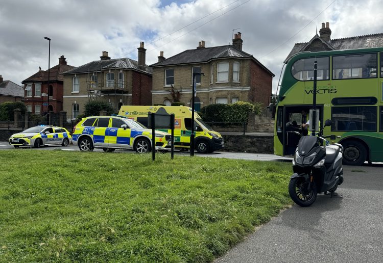 UPDATED: CRASH INVOLVING MOPED AND BUS CAUSES DELAYS ON MAIN ROAD IN CARISBROOKE