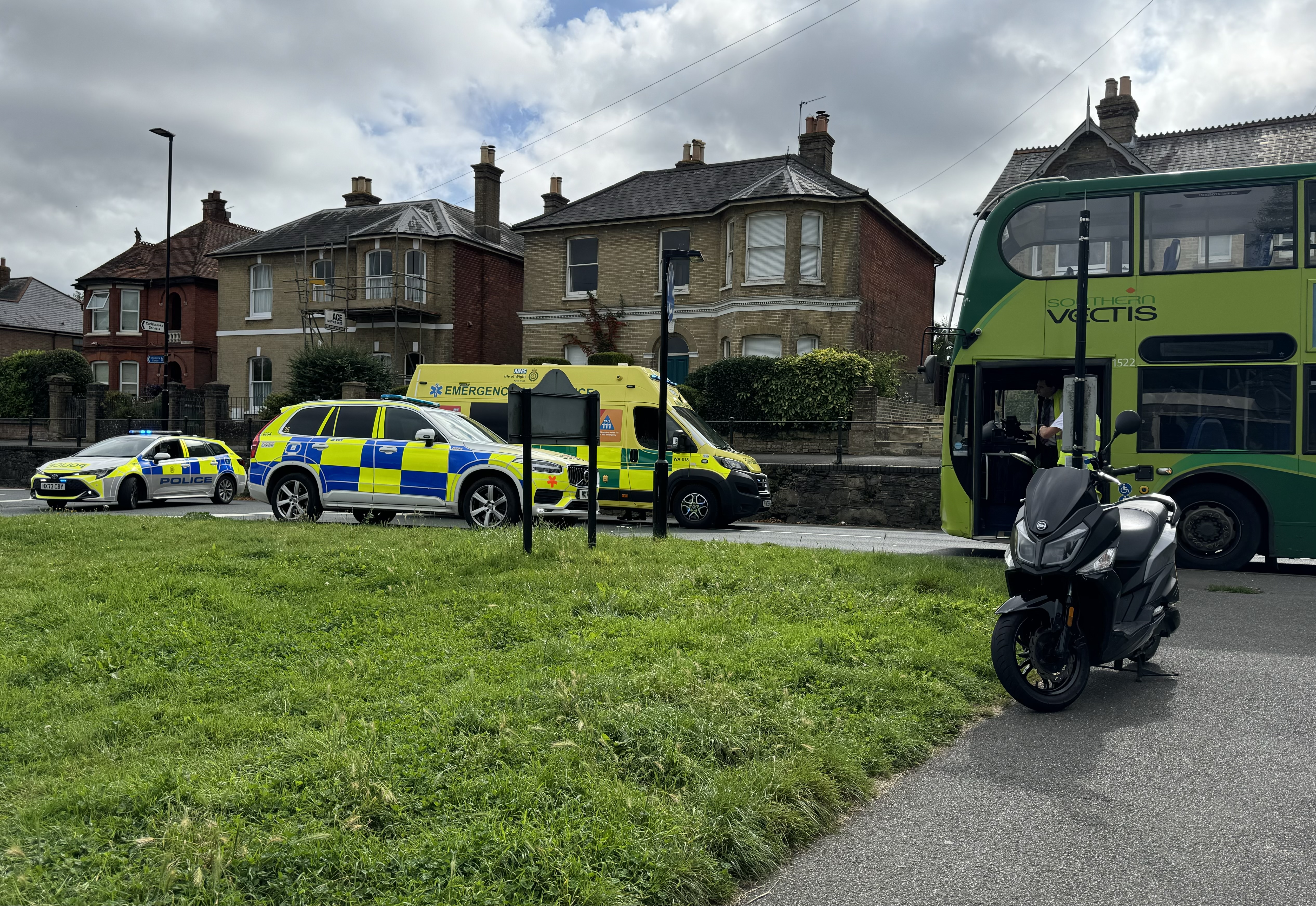CRASH INVOLVING MOPED AND BUS CAUSES DELAYS ON MAIN ROAD IN CARISBROOKE