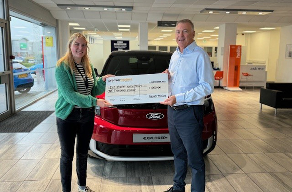PREMIER MOTORS DONATES £1,000 TO ISLE OF WIGHT YOUTH TRUST