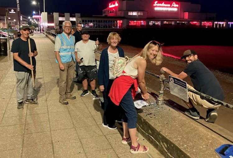 COMMUNITY PROJECT TO RE-PAINT SANDOWN’S RAILINGS FINISHES BY FLOODLIGHT