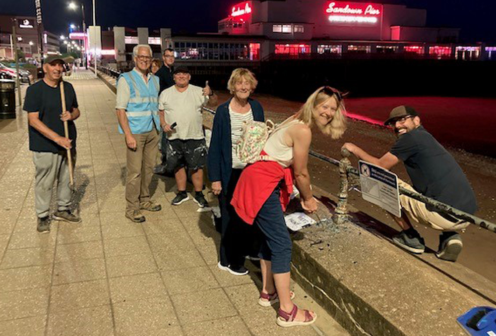 COMMUNITY PROJECT TO RE-PAINT SANDOWN’S RAILINGS FINISHES BY FLOODLIGHT