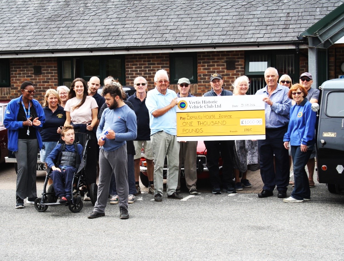 VECTIS HISTORIC VEHICLE CLUB DONATE £1,000 TO BEAULIEU HOUSE