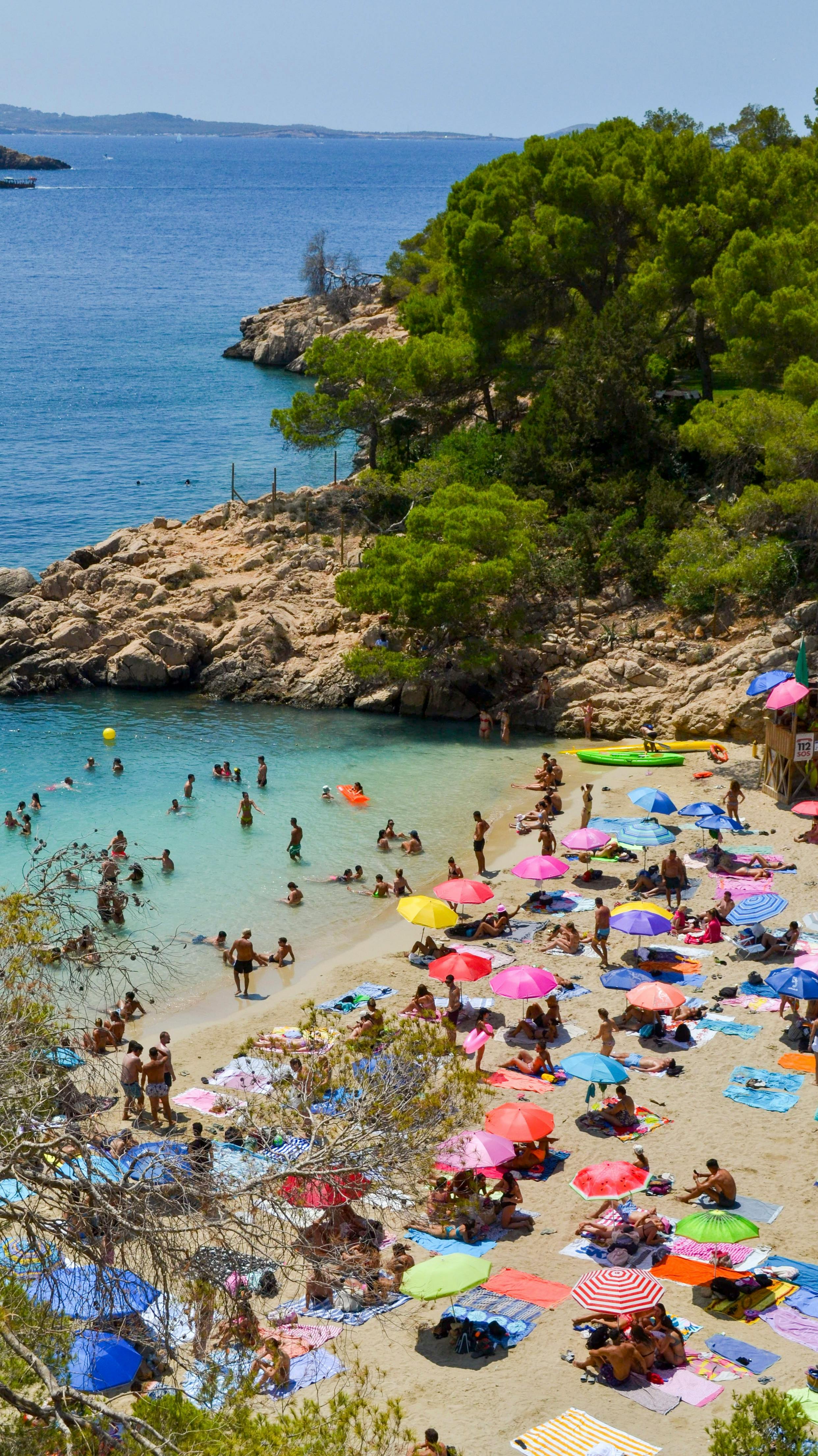 ENTERTAINMENT ON THE ISLE: FROM TRADITIONAL PASTIMES TO DIGITAL LEISURE