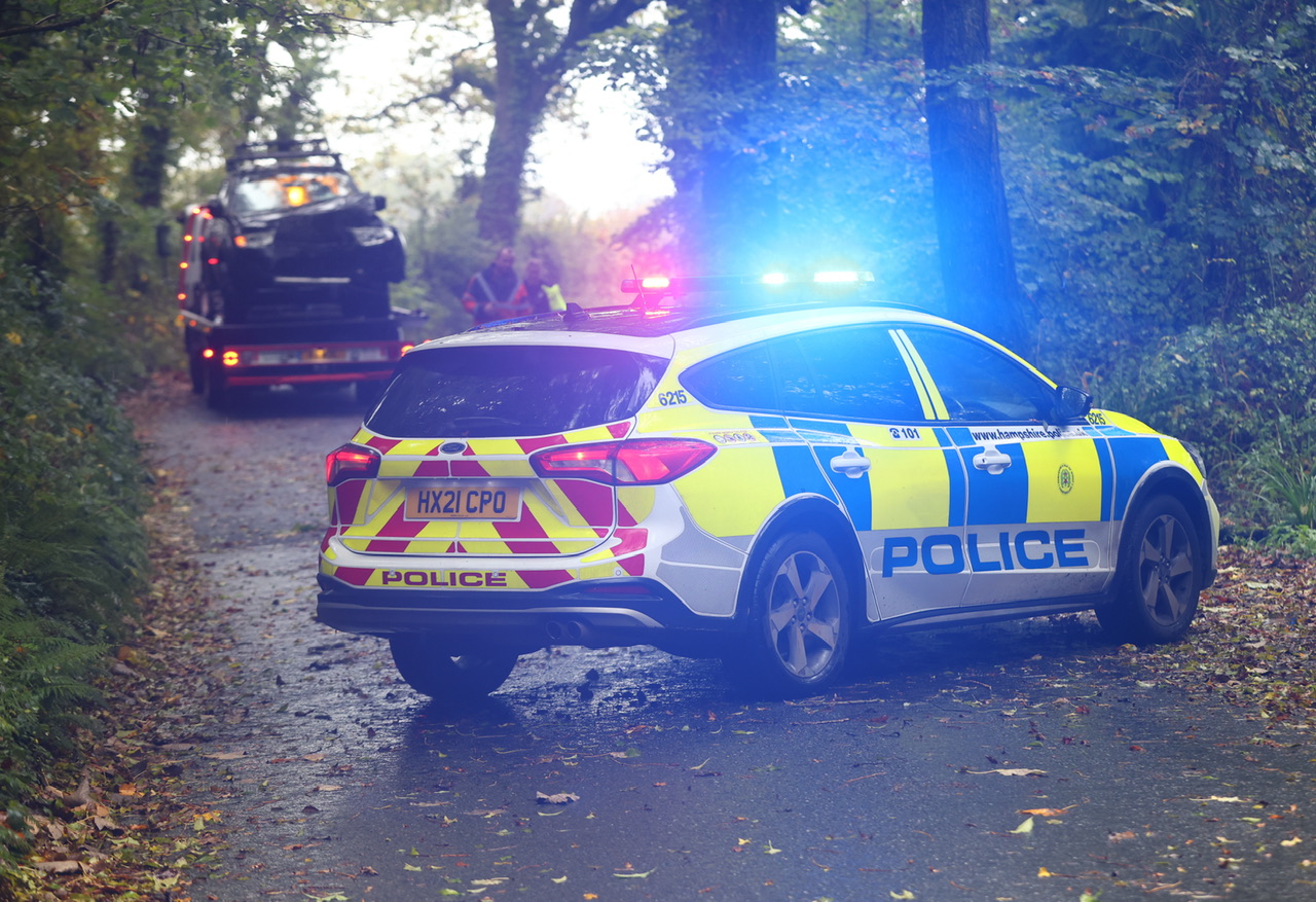 2 SUFFER MINOR INJURIES AS PICK UP CRASHES INTO TREE NEAR WOOTTON