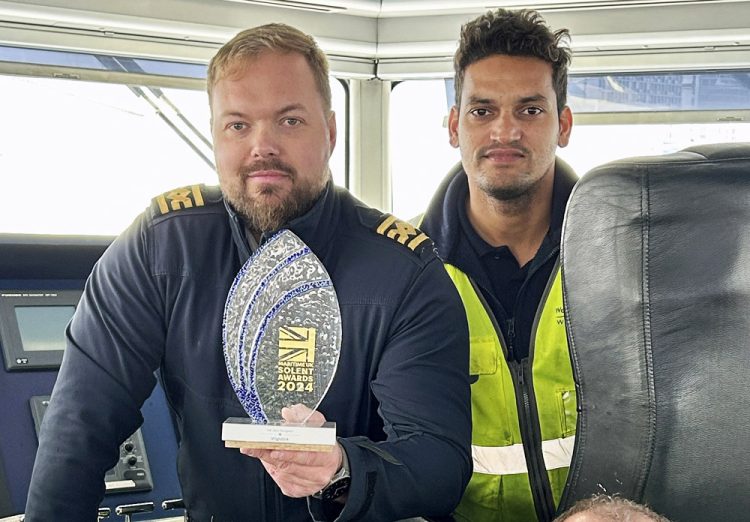 WIGHTLINK BAGS NET ZERO NAVIGATOR AWARD AT MARITIME UK SOLENT AWARDS 2024