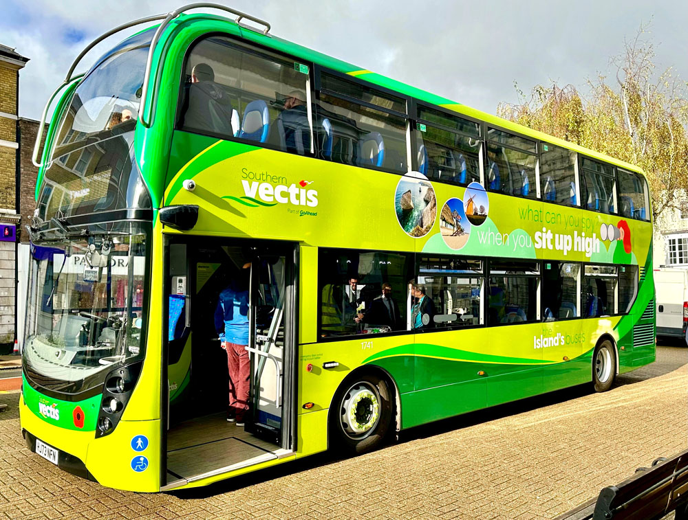SOUTHERN VECTIS DRIVERS PROUDLY WEARING POPPIES DURING PERIOD OF REMEMBRANCE