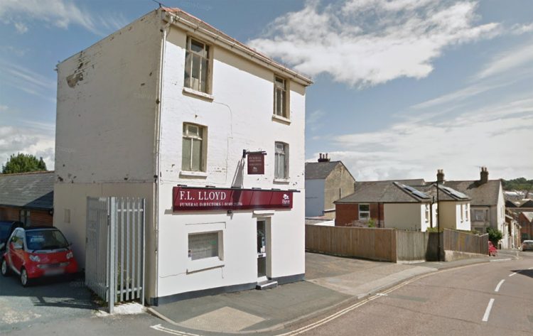 FORMER FUNERAL DIRECTORS IN COWES COULD BECOME NEW FAMILY HOME
