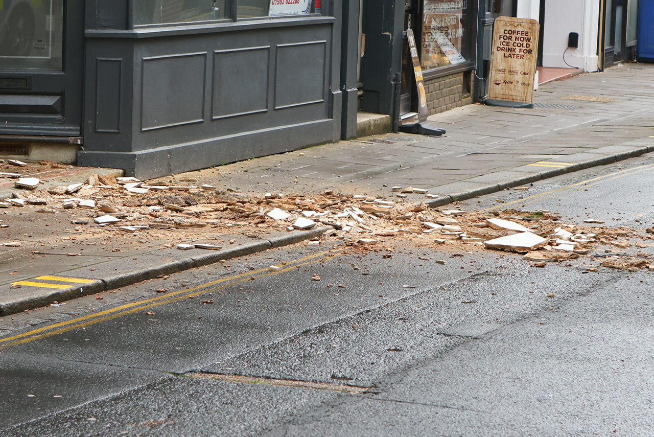 PARTIAL BUILDING COLLAPSE IN TOWN CENTRE SEES POLICE CLOSE ROAD